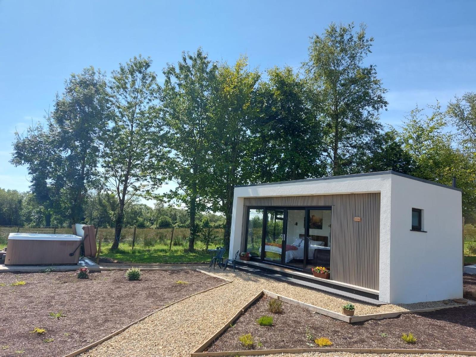 Lakescape - Waterfront Self- Catering Cabins 에니스킬런 객실 사진