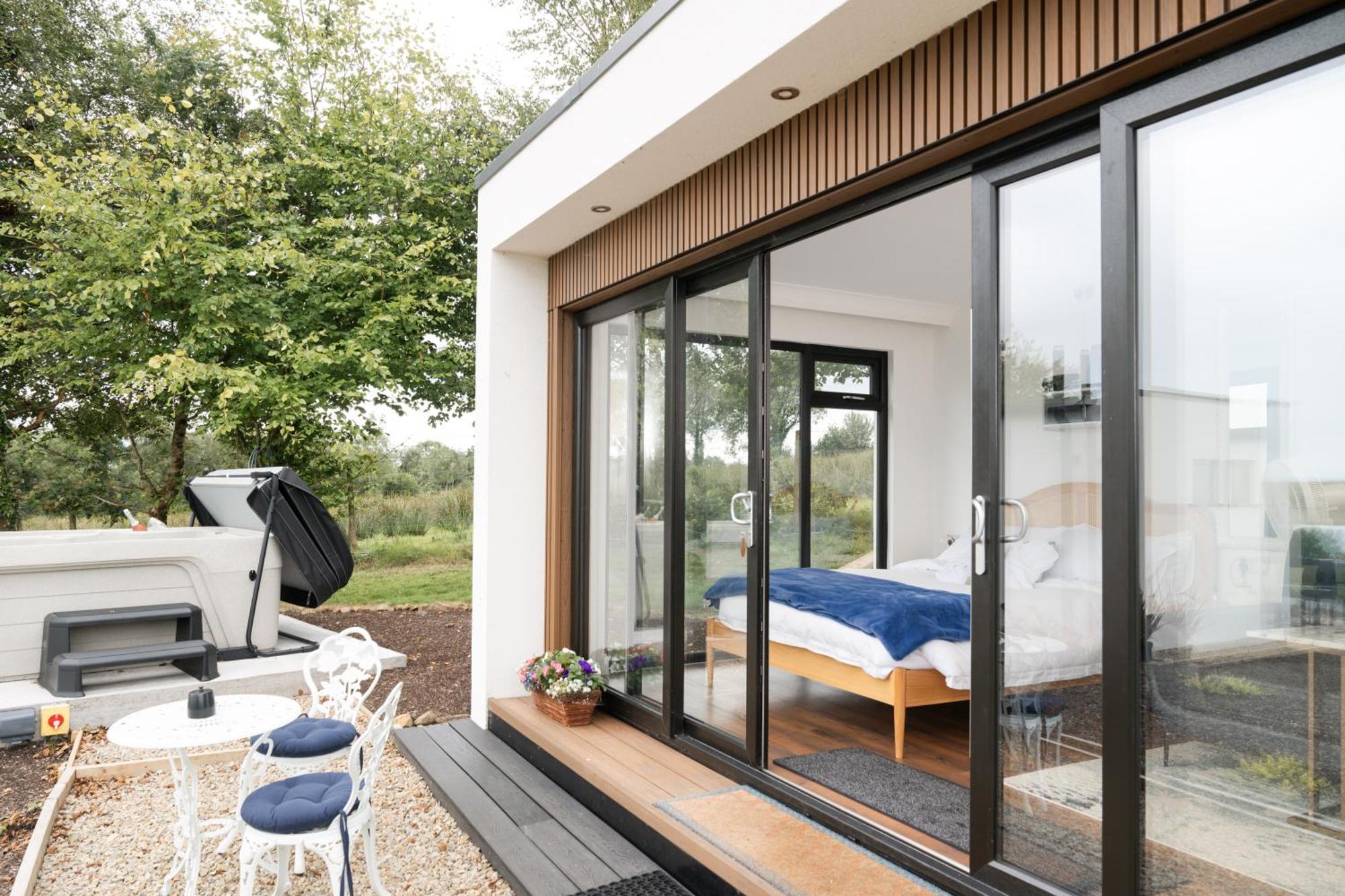 Lakescape - Waterfront Self- Catering Cabins 에니스킬런 외부 사진